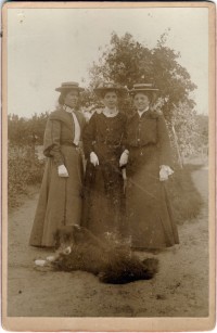 Drei Frauen mit Hund
