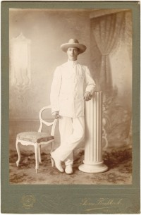 Mann neben Säule, 1909