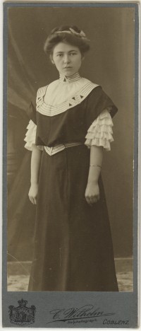 Streifenkragen 1909 - Pose