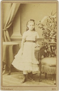 In hellem Kleide, 1875