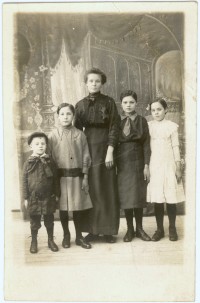 Frau und vier Kinder