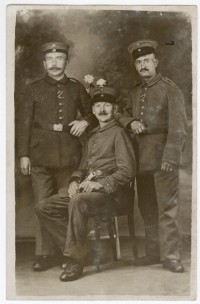 Drei Soldaten, einer sitzt