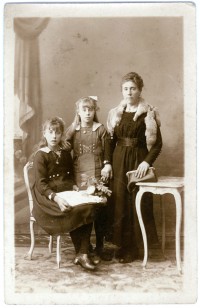 Frau mit zwei Mädchen