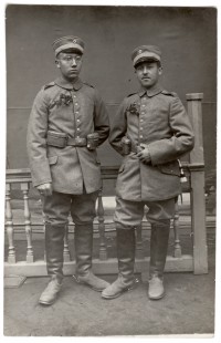 Zwei Soldaten vor Geländer