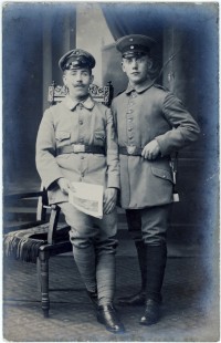 Zwei Soldaten mit Heft in Hand