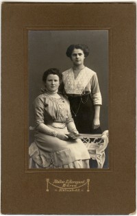 Zwei Frauen mit Hand an Schulter