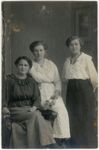 Drei Frauen im Atelier (1)