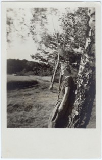An Baum gelehnt, 1926
