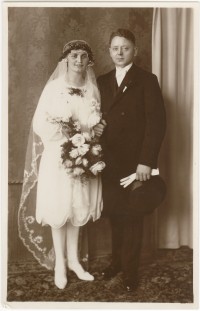 Heirat in knielangem Kleid