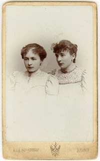 Zwei Frauen mit Ohrringen