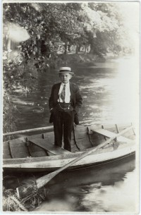 Mann im Boot