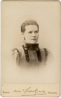 Frau mit Fliege 1897